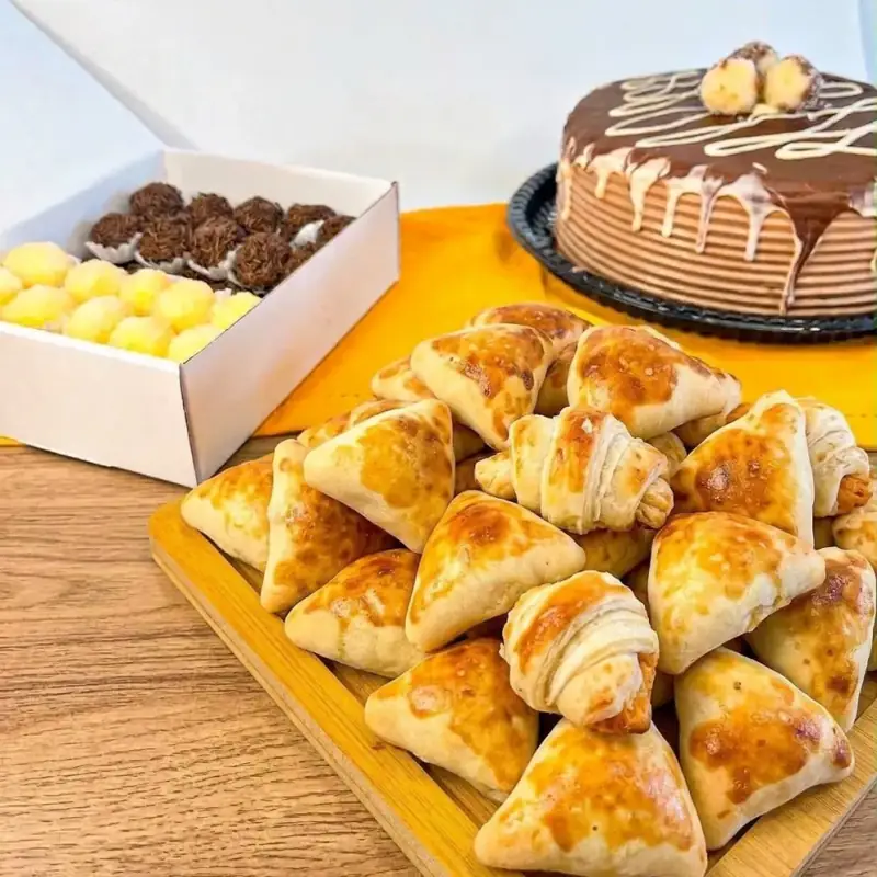 Kit festa com salgados assados, docinhos e bolo confeitado