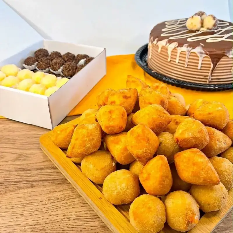 Kit festa com salgados fritos, docinhos e bolo confeitado