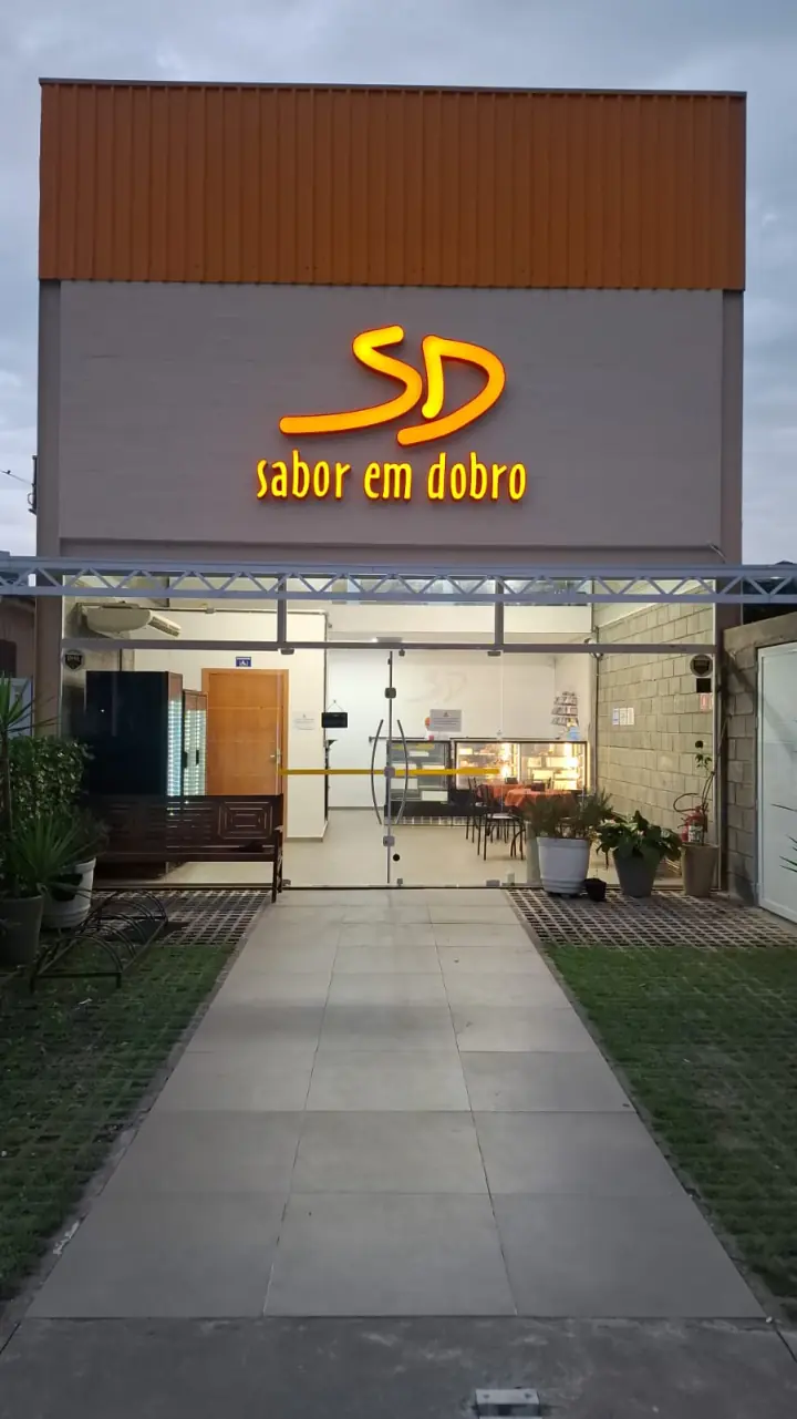 Fachada da loja Sabor em Dobro, com o letreiro SD iluminado, na Rua Dr. Bernardo Browne, 176, em Santos